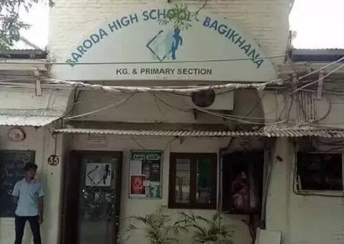 કાગળમાં પ્રેમ પત્ર નિહાળી વાલી શાળાએ પહોંચ્યાં હતા અને શાળા સંચાલિકાને ખખડાવ્યા હતા. સંચાલકોએ આ વાતને સામાન્ય જણાવતા પિતાને આંચકો લાગ્યો હતો. 