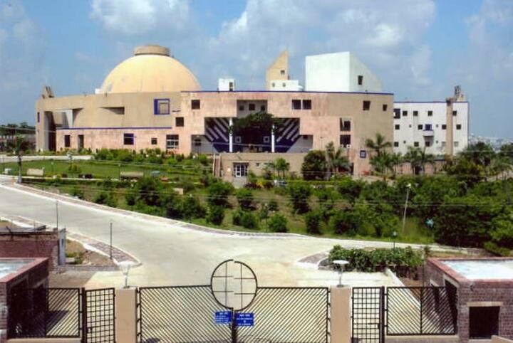 રાજ્યમાં ચાલુ વર્ષે નવેમ્બર-ડિસેમ્બરમાં વિધાનસભા ચૂંટણી શકે છે.આ પહેલા એબીપી ન્યૂઝ સી વોટર દ્વારા સર્વે કરવામાં આવ્યો હતો. જેમાં શિવરાજ સરકાર ખરાબ રીતે હારી રહી હોવાનું સામે આવ્યું છે.