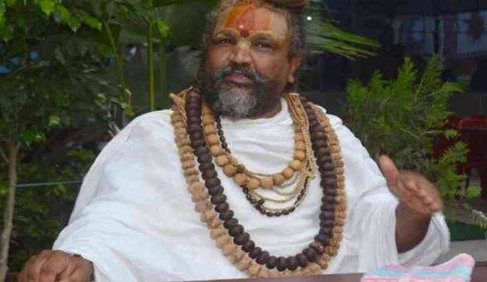 મુખ્યમંત્રી શિવરાજ સિંહ ચૌહાણ હાલ રાજ્યમાં જન આશીર્વાદ યાત્રા નીકાળી રહ્યા છે. શિવરાજ આ પહેલા પણ આ પ્રકારની યાત્રા કાઢી ચુક્યા છે. શિવરાજ કેબિનેટ સમાચારમાં આવી હોય તેવું પ્રથમ વખત નથી બન્યું.આ પહેલા પણ બાબાઓને મંત્રી પદનો દરજજો આપવાને લઈ શિવરાજ સરકાર સમાચારમાં ચમકી હતી.