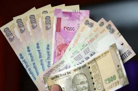 રૂપિયો ગબડવાનું કારણ અમેરિકા અને તુર્કીની વચ્ચે ચાલી રહેલ ટ્રેડ ઓવરની અસરને માનવામાં આવે છે. હાલમાં જ અમેરિકાએ તુર્કી સાથે પોતાના બગડતા સંબંધોની વચ્ચે નવી ટેક્સ નીતિની જાહેરાત કરી છે. અમેરિકાની નવી નીતિ અનુસાર તુર્કી માટે સ્ટીલ અને એલ્યુમિનિયમની આયાત પર લાગતો ટેક્સ બે ગણો કરવામાં આવ્યો છે. એલ્યુમિનિયમ પર હવે તુર્કીને 20 ટકા અને સ્ટીલ પર 50 ટકા ટેક્સ આપવો પડશે. 