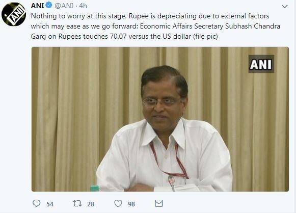 આર્થિક બાબતોના સચિવ સુભાષ ચંદ્ર ગર્ગે રૂપિયામાં ચાલુ રહેલા ઐતિહાસિક ઘટાડા પર સરકારનો પક્ષ રાખતાં કહ્યું, હાલ સ્થિતિ ચિંતાજનક નથી. આ ઘટાડો બાહ્ય કારણોથી થઈ રહ્યો છે. તેમાં આગળ જતાં સુધારાની આશા છે.