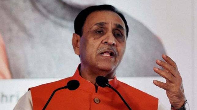  સુરેન્દ્રનગર: 72મા સ્વતંત્રતા પર્વની રાજયકક્ષાની ઉજવણી આ વખતે સુરેન્દ્રનગર જિલ્લામાં થનાર છે. સુરેન્દ્રનગરમાં યોજાનાર વિવિધ કાર્યક્રમોમાં મુખ્યમંત્રી અને રાજ્યપાલ ઉપસ્થિત રહેશે. અને આ 15મી ઓગસ્ટના દિવસે મુખ્યમંત્રી વિજય રૂપાણી પોલીસ પરેડ ગ્રાઉન્ડમાં તિરંગો લહેરાવી સલામી આપશે. આ કાર્યક્રમને લઈને શહેરને સમગ્ર જિલ્લામાં પોલીસનો ચુસ્ત બંદોબસ્ત ગોઠવી દેવાવામાં આવ્યો છે. 