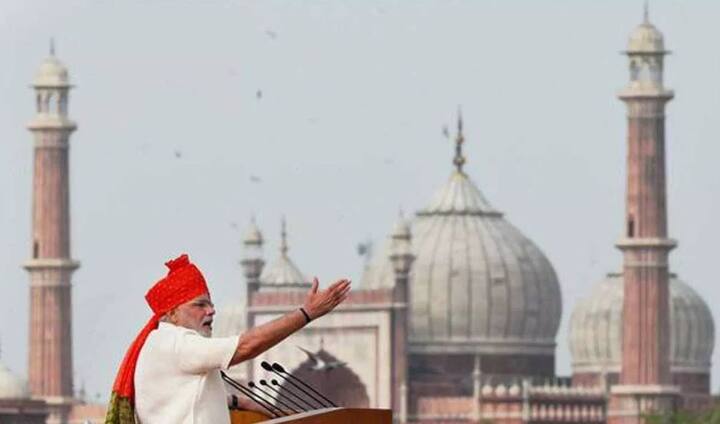 નવી દિલ્હીઃ 72માં સ્વતંત્રતા દિવસ પર વડાપ્રધાન નરેન્દ્ર મોદીએ પાંચમી વખત લાલ કિલ્લા પરથી દેશને સંબોધન કર્યું હતું. આ પહેલા તેમણે ચાર વખત દેશને વિકાસની ઊંચાઈ પર લઈ જનારા વાયદા કર્યા. પીએમ મોદી લાલ કિલ્લા પરથી પાંચમું અને કાર્યકાળનું અંતિમ ભાષણ આપ્યું હતું. 82 મિનિટના ભાષણમાં મોદીએ અનેક બાબતો પર ભાર મૂક્યો હતો. મોદીએ આ વખતે આપેલું ભાષણ છેલ્લાં પાંચ વર્ષનું બીજું સૌથી મોટું ભાષણ હતું.