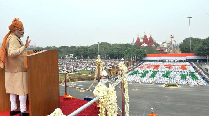 2016માં તેમણે 94 મિનિટનું ભાષણ કર્યું હતું. જે એક રેકોર્ડ છે. 15 ઓગસ્ટ 1947માં દેશના વડાપ્રધાન જવાહરલાલ નહેરુએ 72 મિનિટનું ભાષણ આપ્યું હતું. દોઢ કલાકથી વધારે સમય આપેલા ભાષણ બાદ પીએમે મન કી બાતમાં કહ્યું હતું કે લોકોએ મારા ભાષણની ફરિયાદ કરી હતી. હવેથી હું તેને ટૂંકાવવાનો પ્રયત્ન કરીશ.