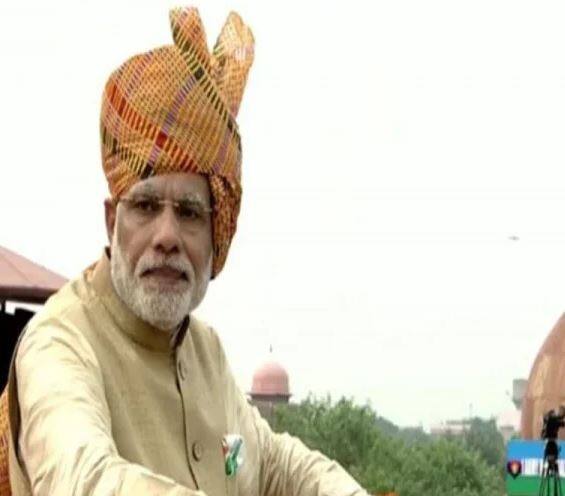 2015માં મોદીએ પીળા રંગની પાઘડી પહેરી હતી.