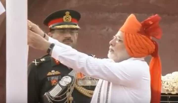 નવી દિલ્હીઃ વડાપ્રધાન નરેન્દ્ર મોદીએ પાંચમી વખત લાલ કિલ્લા પરથી ભાષણ આપી રહ્યા છે. આ વખતે તેમણે કેસરી પાઘડી પહેરી છે. મોદી દર વર્ષે તેમના ભાષણમાં અલગ અલગ પાઘડી પહેરે છે. છેલ્લા 4 વર્ષમાં મોદીએ સ્વતંત્રતા દિવસે સંબોધન વખતે પહેરેલી પાઘડી પર એક નજર.