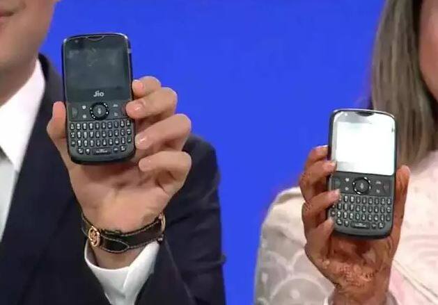  Jio Phone 2 જોવામાં બ્લેકબેરીના ફોન્સ જેવો લાગી રહ્યા છે. ગત જિયો ફોન કરતા વધારે સારો લૂક ધરાવતા Jio Phone 2ને 2,999 રૂપિયાની કિંમતે લોન્ચ કરવામાં આવ્યો છે.