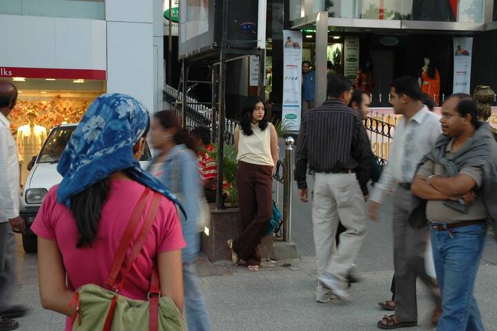 અમદાવાદઃ અમદાવાદના સીટીએમ બરોડા એક્સપ્રેસ હાઇવે પાસે ઉભી રહીને અશ્લીલ ઈશારા કરતી અને પુરૂષોને સેક્સ માણવા નિમંત્રણ આપતી પાંચ લલનાની પોલીસે ધરપકડ કરી છે. આ અંગે કોંગ્રેસની વિદ્યાર્થી પાંખ NSUIએ હોબાળોં મચાવતા પોલીસે તરત જ કાર્યવાહી કરીને પાંચ રૂપલલનાની અટકાયત કરી હતી.