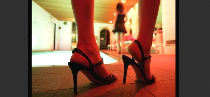 આ હોબાળા અને 24 કલાકના અસ્ટીમેટમ બાદ પોલીસ પણ એક્શનમાં આવી હતી. પોલીસે ત્વરીત પગલાના ભાગરૂપે નારોલથી નરોડા વચ્ચે રસ્તા પર ઉભી રહેતી રૂપલલનાઓની ધરપકડ કરી હતી. પોલીસ કાર્યવાહી બાદ સ્થાનિકોએ હાશકારો અનુભવ્યો છે.