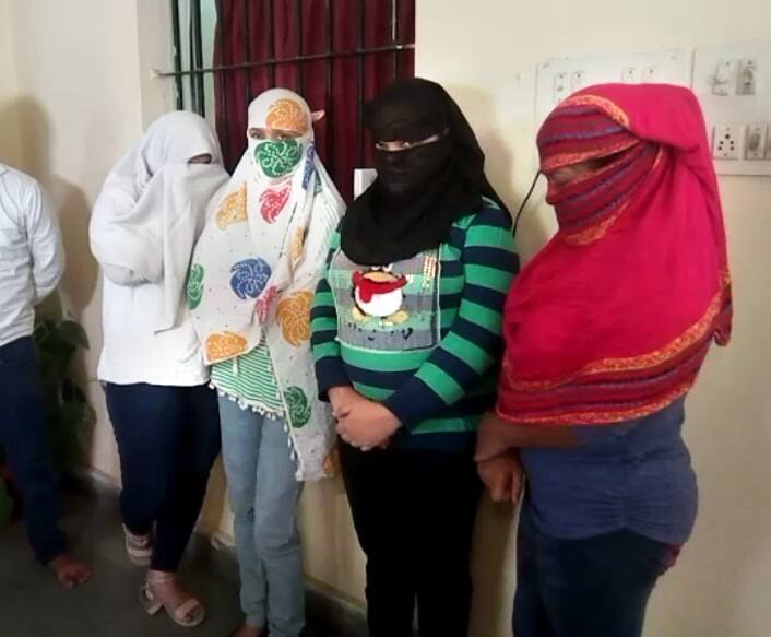 નારોલથી નરોડા વિસ્તારમાં રૂપલલનાઓ ઉભી રહેતી હોવાનો મુદ્દો લાંબા સમયથી ચર્ચાસ્પદ હતો. સ્થાનિક લોકોનો આક્ષેપ છે કે, જાહેરમાં જ ઉભી રહેતી આ રૂપલલનાઓ અશ્લીલ ઇશારા કરતી. એટલું જ નહીં પણ પૂરૂષો પાસે જઈને પોતાની સાથે સેક્સ માણવા માટે નિમંત્રણ પણ આપતી હતી.