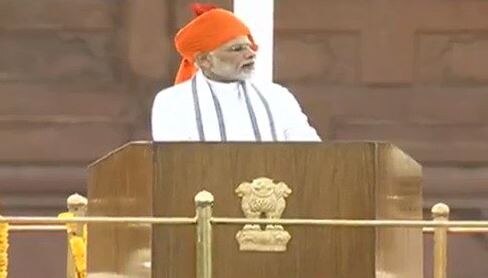Pm said Hum goli aur gaali ke raaste par nahi par gale laga ke aage badhna chahte hain PDPથી અલગ થયા બાદ મોદીને યાદ આવ્યું વાજપેયીનું ‘વિઝન કાશ્મીર’, લાલ કિલ્લા પરથી કર્યો ઉલ્લેખ