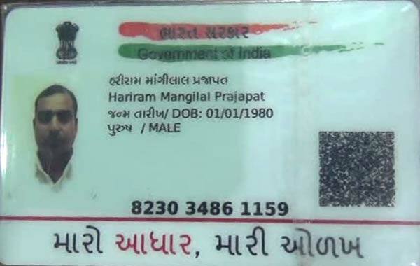 આ અંગેની વિગતો એવી છે કે, પુણા ખાતે આવેલી રેશ્મા રો-હાઉસમાં હરિભાઈ પ્રજાપતિ(ઉ.વ.38) અને પત્ની ભગવતીબેને ગઈ કાલે પોતાના જ ઘરના રસોડામાં પંખા પર લટકી દોરી વડે ગળે ફાંસો ખાઇ મોતને વ્હાલું કરી લી છે. ઘટનાની જાણ થતા જ લોકોના ટોળેટોળા ભેગા થઈ ગયા હતા. 