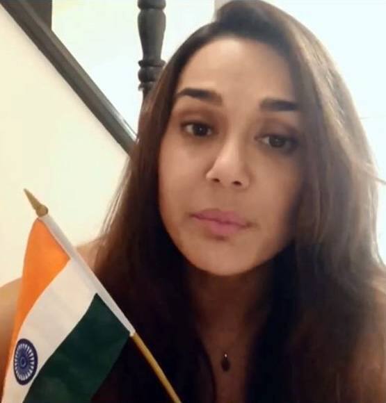 પ્રીતિ ઝિન્ટાઃ- મારા માટે આઝાદીનું મહત્વ એ છે કે આઝાદી ક્યારેય મફત નથી મળતી, હું આજે તે પરિવારોને સલામ કરવા ઇચ્છીશ જેમને દેશ અને તેના લોકોની રક્ષા માટે પોતાના પુત્ર, ભાઇ કે પુત્રીને ખોઇ છે.