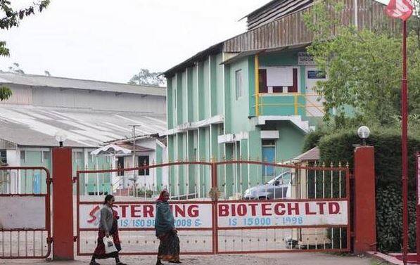 ભાગેડુ કૌભાંડી સાંડેસરાની ગતિવિધિ તેમજ તેમના દ્વારા થતાં ફોન કોલ્સ, મેસેજીસ પર બાજનજર રાખી રહેલ તપાસ સંસ્થા સીબીઆઈના અધિકારીઓને સાંડેસરા દુબઈમાં હોવાની માહિતી બે દિવસથી સાંપડી હતી. આથી સીબીઆઈ દ્વારા સત્તાવાર રીતે દુબઈના સમકક્ષ ઓથોરિટીને માહિતગાર કરવામાં આવી હતી અને તાત્કાલિક અસરથી અમલમાં આવે એ મુજબ બિનજામીનપાત્ર વોરંટ મેળવ્યા બાદ અજ્ઞાતવાસમાં રહેલા સાંડેસરાને દબોચી લેવામાં આવ્યા હતા.