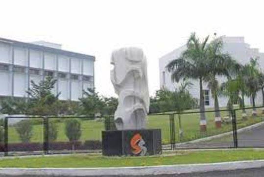 જે દરમિયાન સાંડેસરાની ગતિવિધિ તેમજ તેમના દ્વારા થતાં ફોન કોલ્સ, મેસેજીસ પર સીબીઆઈના અધિકારીઓ દ્વારા ચાંપતી નજર રાખવામાં આવી હતી. જેમાં તે દુબઈમાં હોવાની માહિતી બે દિવસ પહેલા મળી હતી. તેનું ચોક્ક્સ લોકેશન મળ્યા બાદ સીબીઆઈ દ્વારા સત્તાવાર રીતે દુબઈના સમકક્ષ ઓથોરિટીને માહિતગાર કરવામાં આવી હતી અને તાત્કાલિક અસરથી અમલમાં આવે એ મુજબ બિનજામીનપાત્ર વોરંટ મેળવ્યા બાદ અજ્ઞાતવાસમાં રહેલા સાંડેસરાને દબોચી લેવામાં આવ્યા હતા.