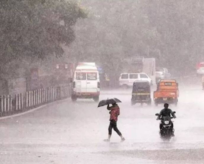 અમદાવાદઃ ગુજરાત પર વરસાદની મહેરબાની થઈ નથી રહી તેથી લોકો ચિંતામાં છે ત્યારે ગુજરાતનાં લોકો માટે સારા સમાચાર છે. હાલમાં બંગાળની ખાડી પર વરસાદી સિસ્ટમ સક્રિય થઇ છે તેના કારણે ગુજરાતમાં વરસાદ પઢશે તેવી આગાહી હવામાન ખાતા દ્વારા કરાઈ છે.
