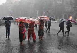 દક્ષિણ ગુજરાત અને સૌરાષ્ટ્રમાં આગામી 17 અને 19 ઓગસ્ટે ભારે વરસાદની આગાહી હવામાન વિભાગ દ્વારા કરવામાં આવી છે. બંગાળની ખાડીની પરની વરસાદી સિસ્ટમ ગુજરાતમાં સક્રિય થઈ છે તેથી દરિયો તોફાની બન્યો છે તે જોતા આગામી48 કલાક સુધી દરિયો ન ખેડવાની માછીમારોને સુચના આપવામાં આવી છે.