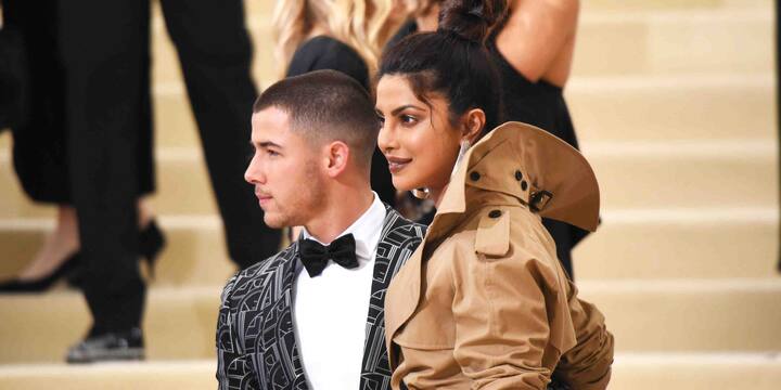 હાલમાં પ્રિયંકા મુંબઇમાં પોતાની આગામી ફિલ્મ 'ધ સ્કાય ઇઝ પિંક'નું શૂટિંગ કરી રહી છે, જ્યારે નિક હાલ અમેરિકામાં છે. જોકે, જ્યારે નિકને ફેન્સે એન્ગેજમેન્ટ વિશે અભિનંદન પાઠવ્યા તો નિકે તેનો સ્વીકાર કરતાં તેને ધન્યવાદ કર્યા હતાં. કહેવાઇ રહ્યું છે, આ કપલ ઓક્ટોબરમાં લગ્ન કરી લેશે.