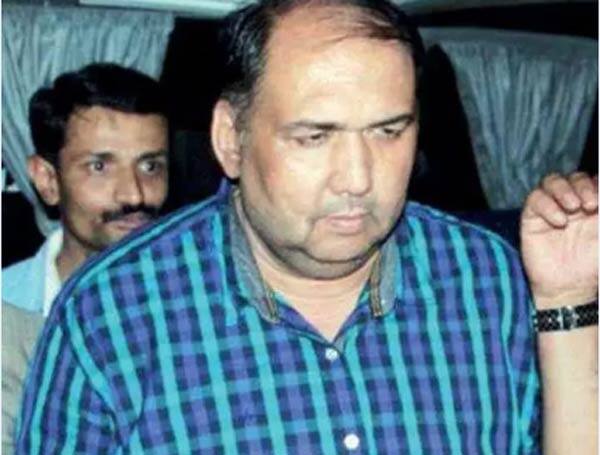 યુવતીઓને ફસાવવા માટે ચોટીલામાં ખાનગી ક્લાસીસ શરૂ કરીને યુવતીઓને ટ્યુશન શરૂ કર્યું હતું અને તેને એક યુવતીને શિકાર પણ બનાવી છે. પડધરીની ઘટનામાં પોલીસના સકંજામાં આવ્યા બાદ તેને 10 યુવતીઓને શિકાર બનાવવાનો ટાર્ગેટ હોવાનું જણાવ્યું હતું. આજ સુધી 7 યુવતીઓને શિકાર બનાવી ચૂકેલા ધવલ ત્રિવેદી એ પેરોલ ઉપર છૂટીને વધુ એક યુવતીને શિકાર બનાવી છે. 