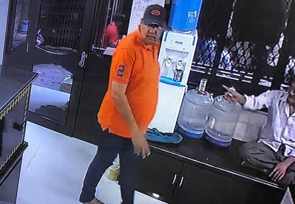 ચોટીલાની એક કોલેજમાં ભણતી યુવતી ને પોતાની મોહજાળમાં ફસાવીને તેનું અપહરણ કર્યાની વિગત સામે આવી છે. યુવતીના પિતાએ પોતાની પુત્રીના ગુમ થયાની અને તેનું અપહરણ ધવલ ત્રિવેદી કરી ગયાની ફરિયાદ નોંધાવી છે. પડધરીમાં સગીરાઓનું અપહરણ કરીને જેલની સજા ભોગવનાર ધવલ ત્રિવેદીએ પેરોલ ઉપર છૂટીને લખણ ઝળકાવ્યા છે. 