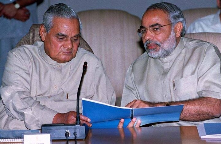 નવી દિલ્હીઃ પૂર્વ વડાપ્રધાન અટલ બિહારી વાજપેયી જનસભામાં બોલતા હોય કે સંસદમાં, બંને જગ્યા પર તેમની જબરદસ્ત ભાષણ શૈલીના કારણે દરેકનું મન મોહી લેતા હતા. પરંતુ જ્યારે તેઓ કોઈ વાતથી નારાજ થઈ જતા ત્યારે કડક શબ્દોમાં શીખામણ આપતા હતા. આવું જ કઈંક ગુજરાતમાં થયેલા ગોધરાકાંડ વખતે થયું હતું.