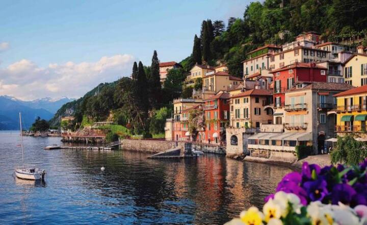 લેક કોમો ઉત્તર ઈટાલીમાં આવેલું છે. જે સ્વિઝ બોર્ડરની નજીક છે. ઈટાલીના શહેર મિલાનથી લેક કોમો એક કલાકના અંતરે આવેલું છે.