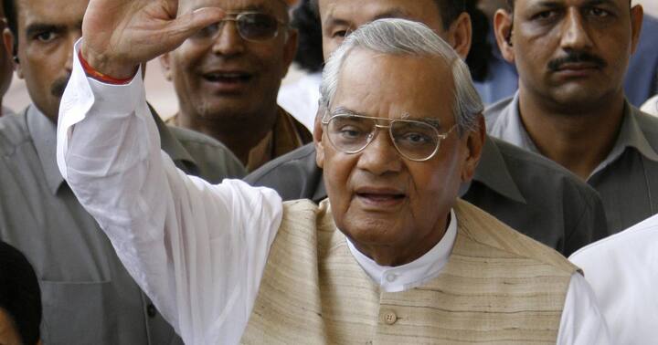 ઉલ્લેખનીય છે કે વાજપેયીને હોસ્પિટલમાં લાઈફ સપોર્ટ સિસ્ટમ પર રાખવામાં આવ્યા હતા. તેમની તબિયત બુધવાર રાતથીજ ખૂબજ નાજૂક બની ગઈ હતી. વાજપેયી 2014માં દેશના સર્વોચ્ચ સન્માન ભારત રત્નથી સન્માનિત કરવામાં આવ્યા હતા. વાજપેયી ત્રણ વાર વડાપ્રધાન રહી ચુક્યા છે.