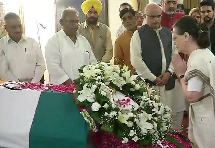 સોનિયા ગાંધીએ અટલ આવાસ જઈને અટલ બિહારી વાજપેયીને શ્રદ્ધાંજલી આપી હતી. તેમણે કહ્યું, હું શ્રીમાન અટલ બિહારી વાજપેયીના નિધનથી દુખી છું. વાજપેયી અમારા રાષ્ટ્રીય જીવનમાં એક વિશાળ વ્યક્તિ હતા. પોતાના સમગ્ર જીવનમાં તેઓ લોકતાંત્રિક મૂલ્યો માટે ઉભા હતા અને સંસદના રૂપમાં, એક કેબિનેટ મંત્રી અથવા ભારતના પ્રધાનમંત્રીના રૂપમાં તેમણે પોતાના તમામ કાર્યોમાં આ પ્રતિબદ્ધતાનું પ્રદર્શન કર્યું. તેઓ દેશભક્ત હતા, પરંતુ સૌથી ઉપર તેઓ એક મોટા દિલના અને મહાનતાની વાસ્તવિક ભાવના વાળા માણસ હતા. પૂર્વ પ્રધાનમંત્રી મનમોહન સિંહે પણ અટલ બિહારી વાજપેયીને શ્રદ્ધાંજલી આપી હતી. 