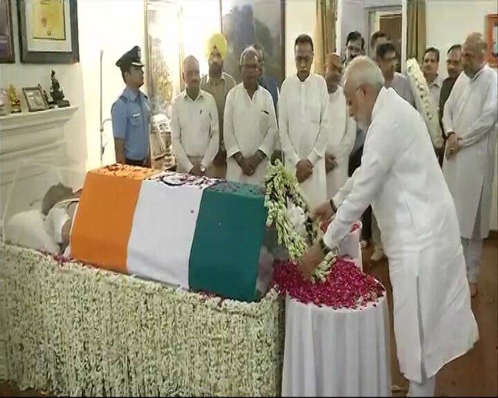 નવી દિલ્હી: ભૂતપૂર્વ વડાપ્રધાન અટલ બિહારી વાજપેયીએ આજે 93 વર્ષની વયે દિલ્હીની એઇમ્સ હોસ્પિટલમાં પાંચ વાગ્યે પાંચ મીનીટે અંતિમ શ્વાસ લીધા હતા. અટલજીના પાર્થિવ દેહને તેમના ઘરે લાવી દેવામાં આવ્યો છે, આજ રાત્રે પાર્થિવ દેહ તેમના ઘરે રહેશે. હાલમાં દેશભરના નેતાઓ તેમના ઘરે આવી રહ્યાં છે. તેવામાં પીએમ નરેન્દ્ર મોદી અને અડવાણીએ અટલજીના પાર્થિવ દેહના દર્શન કર્યા હતા.