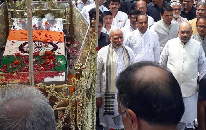 ભૂટાનના રાજા, અફઘાનિસ્તાનના પૂર્વ રાષ્ટ્રપતિ હામિદ, બાંગ્લાદેશ, નેપાળ, શ્રીલંકાના વિદેશ મંત્રીઓ સહિત અનેક વિદેશી નેતાઓએ પણ વાજપેયીને શ્રદ્ધાંજલિ આપી હતી. 