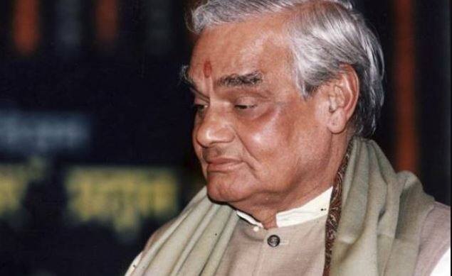  અટલીજીના પરિવારમાં તેના માતા-પિતા ઉપરાંત ત્રણ મોટા ભાઈ અવધબિહારી, સદાબિહારી અને પ્રેમબિહારી વાજપેયી અને ત્રણ બહેન હતી. તેમણે શરૂઆતનું શિક્ષણ સરસ્વતી શિક્ષા મંદિર, બાડામાં થઈ. આ ઉપરાંત અટલજીના ગ્વાલિયરમાં ઘણા સંબંધીઓ છે. તેમાં ભત્રીજા કાંતિ મિશ્રા અને ભાણેજ કરુણા શુક્લા છે. તો ગ્વાલિયરમાં અટલજીના ભત્રીજા દીપક વાજપેયી અને ભાણેજ સાંસદ અનૂપ મિશ્રા છે.