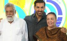 બોલિવૂડના આ સ્ટાર એક્ટરના માતા-પિતા આજે પણ બસમાં મુસાફરી કરે છે!