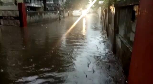  આમંદમાં પણ વરસાદને ધમાકેદાર એન્ટ્રી મારી છે. વહેલી સવારથી જ આણંદમાં ધોધમાર વરસાદ જોવા મળ્યો. વરસાદના પગલે કપાસ, ડાંગર, કેળ સહિતના પાકોને લાભ થશે. તો વરસાદના પગલે ખેડૂતોમાં પણ ખુશીનો માહોલ જોવા મળ્યો.