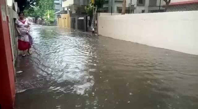 અમદાવાદની વાત કરીએ તો પૂર્વ અને પશ્ચિમ વિસ્તારમાં કયાંક ધોધમાર તો કયાંક હળવો વરસાદ વરસી રહ્યો છે. શહેરના ઈન્કમટેસ, પાલડી, ઓઢવ, સારંગપુર, લાલ દરવાજા, રખીયાલ શિવરંજની સેટેલાઈટ વિસ્તારમાં ધોધમાર વરસાદ વરસ્યો છે. જ્યારે વેજલપુર, ઈસનપુર, મણિનગર અને દાણીલીમડા જેવા વિસ્તારોમાં છૂટોછવાયો વરસાદ થયો છે.