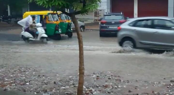  ખેડા જિલ્લાની વાત કરીએ તો ખેડાના ડાકોર, સેવાલિયા અને ઠાસરામાં ધોધમાર વરસાદ વરસ્યો. તો યાત્રાધામ ડાકોરના રણછોડજી મંદિરના પગથિયાં સુધી વરસાદી પાણી પહોંચ્યુ હતું. બીજી તરફ, ડાકોરના નીંચાણવાળા વિસ્તારમાં પણ પાણી ઘૂસતા સ્થાનિકો મુશ્કેલીમાં મૂકાયા છે. વડોદરા શહેરમાં પણ વહેલી સવારથી ધોધમાર વરસાદ શરૂ થઈ ગયો છે. વડોદરામાં અનેક વિસ્તારોમાં વહેલી સવારથી ઝાપટા પડી રહ્યા છે. શહેરના કેટલાક વિસ્તારોમાં હળવો વરસાદ થઈ રહ્યો છે.