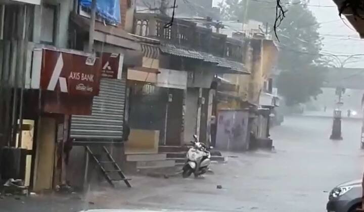  ઉપરાંત છોટા ઉદેપુરમાં સાડા પાંચ વરસાદ ખાબક્યો છે. જ્યારે સૌરાષ્ટ્રના ભાવનગર, બોટાદ, દાહોદમાં પણ ધીમી ધારે વરસાદ પડી રહ્યો છે. સુરતમાં પણ વિરાદ બાદ મેઘરાજા મહેરબાન થયા છે. સવારથી ધીમી ધારે વરસાડ પડી રહ્યો છે. સુરેન્દ્રનગર જિલ્લામાં પણ વરસાદ શરૂ થયો છે જ્યારે રાજકોટમાં વાદળછાયું વાતાવરણ જોવા મળી રહ્યું છે. 