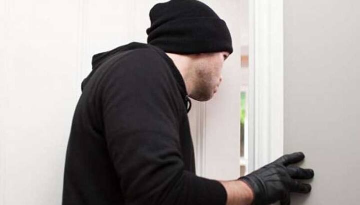 પ્રેમી નીતિન પટેલે 90000ની કિંમતનો સોનાનો હાર, 14 હજારની સોનાની એક જોડી બુટી, 55000ના સોનાના બે નંગ પાટલા, 42 હજારનું સોનાનું લોકેટ, 28 હજારનો સોનાનો દોરો ગણપતિજીના પેન્ડલ સાથે, 14000નો નાનો સોનાનો દોરો મળીને કુલ 2 લાખ 43 હજારની ચોરી કરી હતી