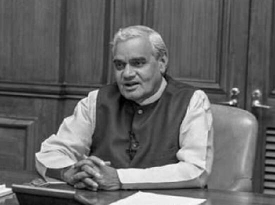 રાજીવે એ પછી વાજપેયીજીને અમેરિકા મોકલીને તેમની સારવાર પણ કરાવી હતી અને આ બિમારીથી મુક્ત કરાવ્યા હતા. આ માટે વાજપેયીએ રાજીવ ગાંધીનો જાહેરમાં આભાર પણ માન્યો હતો. ભારતમાં પહેલાં રાજકીય રીતે કેવો માહોલ હતો તેનો આ કિસ્સો એક ઉદાહરણ છે.