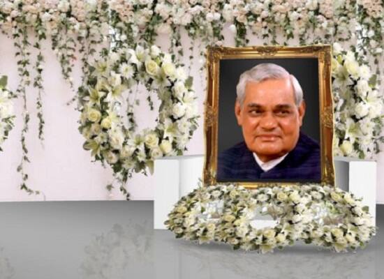 અટલ બિહારી વાજપેયીએ પત્રકાર કરણ થાપરને આપેલા એક ઇન્ટરવ્યુ દરમિયાન કહ્યું હતું કે, 1987થી વાજપેયીને કિડનીની તકલીફ હતી અને તેઓ બિમારી સામે ઝઝૂમી રહ્યા હતા. એ વખતે ભારતમાં મેડિકલ સારવાર બહુ સારી નહોતી તેથી ડોક્ટરે વાજપેયીને અમેરિકા જઈને સારવાર કરાવવાની સલાહ આપી.