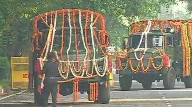 જો કે વાજપેયી પાસે અમેરિકા જઈને સારવાર કરાવવા માટે પૈસા ન હતા. તેના કારણે તેમના જીવને જોખમ ઉભું થઈ ગયેલું. એ વખતે વડાપ્રધાન તરીકે રાજીવ ગાંધી હતા. રાજીવ ગાંધીને આ વાતની ખબર પડતાં રાજીવ તેમની ખબર પૂછવા તેમના ઘેર આવ્યા હતા.