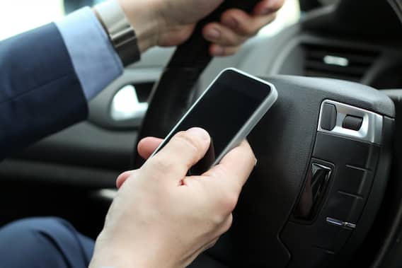 Driving License घरी विसरलात? टेन्शन नका घेऊ, स्मार्टफोनमध्ये डाऊनलोड करा; नाही भरावा लागणार दंड