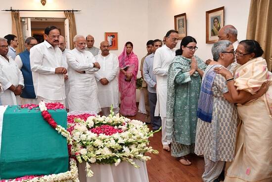 ભારત રત્ન અને ત્રણ વખત વડાપ્રધાન રહેલા અટલ બિહારી વાજપેયીજીનો પાર્થિવ દેહ કૃષ્ણ મેનન માર્ગ પાસે આવેલા તેમના ઘરે રાખવામાં આવ્યો હતો. જોકે હવે તેમના પાર્થિવ દેહને અંતિમ દર્શન માટે બીજેપી હેડક્વાર્ટર લાવવામાં આવ્યો હતો. વડાપ્રધાન મોદી અને બીજેપી અધ્યક્ષ અમિત શાહ પણ બીજેપી હેડક્વાર્ટર પહોંચ્યા હતા. આ ઉપરાંત બીજા નેતાઓ પણ હાજર રહ્યા હતાં. 