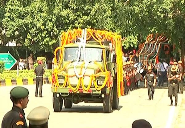અટલજીના અંતિમ દર્શન માટે ગઈ કાલે મોડી રાતે સુધી અને આજે વહેલી સવારથી જ ઘરની બહાર લાંબી લાઈન જોવા મળી રહી હતી. આરએસએસ પ્રમુખ મોહન ભાગવત પણ શુક્રવારે અટલજીને શ્રદ્ધાંજલિ આપવા પહોંચ્યા હતા. આ સિવાય રાષ્ટ્રપતિ રામનાથ કોવિંદ, ઉપરાષ્ટ્રપતિ વેંકૈયા નાયડૂ, વડાપ્રધાન નરેન્દ્ર મોદી, યુપીએ અધ્યક્ષ સોનિયા ગાંધી, પૂર્વ વડાપ્રધાન મનમોહન સિંહ સહિત ઘણાં નેતાઓ શ્રદ્ધાંજલિ આપવા પહોંચ્યા હતા.