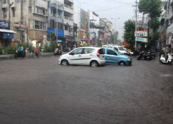 વડોદરાઃ આજે વહેલી સવારથી વડોદરામાં ભારે વરસાદ શરૂ થઈ ગયો હતો. જેના કારણે નીચાણવાળા વિસ્તારોમાં પાણી ભરાઇ ગયા હતા. વડોદરામાં વહેલી સવારે બે ઈંચ જેટલો વરસાદ ખાબક્યો હતો. વડોદરા જિલ્લાના ડેસર, વાઘોડિયા, પાદરા અને ડભોઇ સહિતના પંથકમાં પણ વરસાદ વરસ્યો હતો. વડોદરા જિલ્લામાં એકથી અઢી ઇંચ સુધી વરસાદ ખાબક્યો હતો.