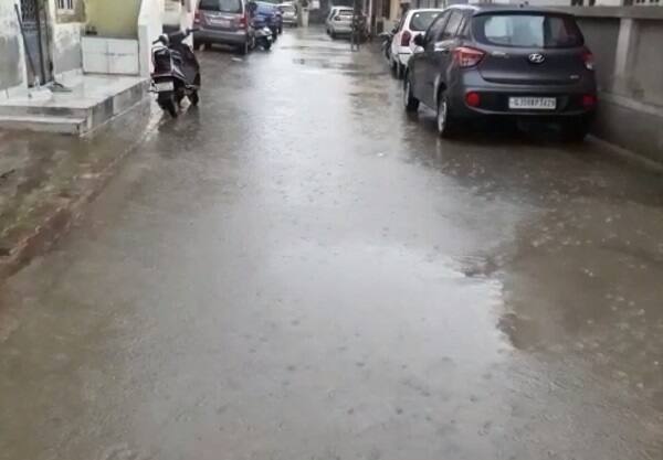 વડોદરા જિલ્લાના ડેસરમાં 52 મિ.મી., પાદરામાં 15 મિ.મી., ડભોઇમાં 17 મિ.મી., વાઘોડિયામાં 29 મિ.મી., શિનોરમાં 11 મિ.મી., કરજણમાં 6 મિ.મી. અને સાવલીમાં 15 મિ.મી. જેટલો વરસાદ વરસ્યો હતો. ખેતરમાં ઉભેલા પાકને જીવનદાન મળતા ખેડૂતોમાં ખુશી વ્યાપી ગઇ છે.