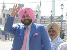 ઇમરાન ખાન માટે ખાસ ભેટ લઈને પાકિસ્તાન પહોંચ્યા નવજોત સિંહ સિદ્ધુ, કાલે યાજાશે શપથ ગ્રહણ સામરોહ