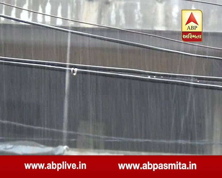  સુરેન્દ્રનગર જિલ્લામાં પણ લાબા વિરામા બાદ વરસાદે એન્ટ્રી કરી છે. વરસાદના કારણે ચારે બાજુ પાણી ફરી વળ્યા છે. 