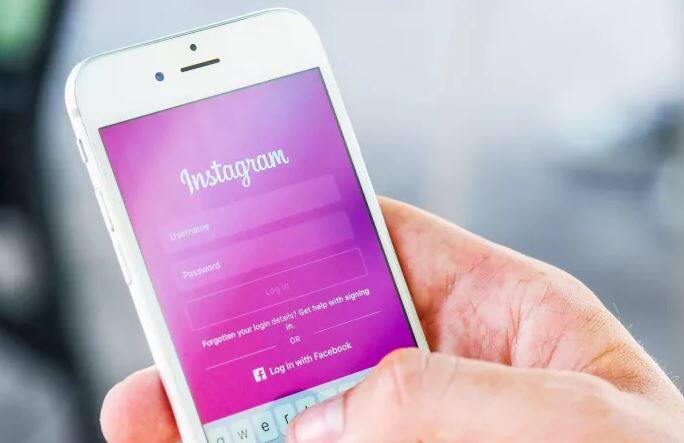 યુવતીના ઘર પાસે રહેતા એક યુવકે પરિવારનું ધ્યાન દોરતા આ સમગ્ર મામલો સામે આવ્યો હતો. આ અંગે પોલીસને જાણ કરવામાં આવતા પોલીસે કિશોરીને મેડિકલ તપાસ માટે સુરતની સ્મીમેર હોસ્પિટલમાં ખસેડી વધુ તપાસ હાથ ધરી છે. 