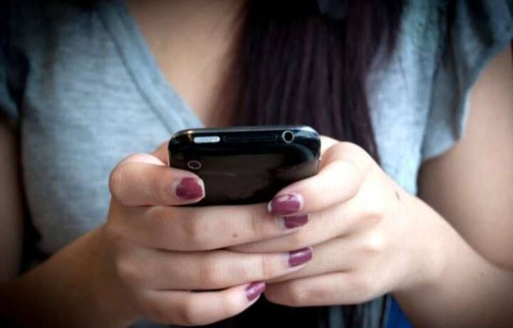  યુવતીએ ઈનસ્ટાગ્રામ પર એકાઉન્ટ બનાવ્યું હતું ત્યારબાદ તેને ફ્રેન્ડ રીક્વેસ્ટ આવી હતી જેને યુવતીએ સ્વીકારી હતી. બાદમાં યુવતીએ ઈનસ્ટાગ્રામ એપ્લિકેશન ડિલીટ કરી નાખી હતી. બ્લેકમેલ કરનારા શખ્સોએ યુવતીના એકાઉન્ટમાંથી તેનો નંબર મેળવી લીધો હતો. બાદમાં યુવકોએ ફોન કરીને યુવતીને બ્લેક મેઈલ કરતા હતા. આ યુવકોએ યુવતીને મળવા પણ બોલાવી હતી. 