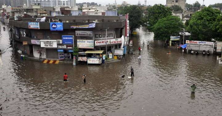 ઉલ્લેખનીય છે કે, રાજ્યભરમાં આજે વરસાદી માહોલ સર્જાયો છે. રાજ્યના 228 તાલુકાઓમાં વરસાદ નોંધાયો છે. સૌથી વધુ ખેડાના કપડવંજમાં નોંધાયો છે. કપડવંજમાં 6 ઈંચ વરસાદ નોંધવામાં આવ્યો છે. આ સિવાય પંચમહાલ જીલ્લામાં પણ વરસાદે સારી બેટિંગ કરી છે. ક્યાંક ખુશી તો ક્યાંક ગમનો માહોલ સર્જાયો છે. તો ડાંગ જીલ્લામાં બે લોકો તણાયા હતા, આ બાજુ છોટાઉદેપુરમાં બે મકાન ધરાશાયી થતા બે લોકોના મોત નિપજ્યા છે. ભારે વરસાદના કારણે પંચાયતોના 34 રસ્તાઓને નુકશાન પહોંચ્યું હોવાના સમાચાર મળી રહ્યા છે. જ્યારે 81 ગામોમાં વીજ પુરવઠાને અસર પહોંચી છે.